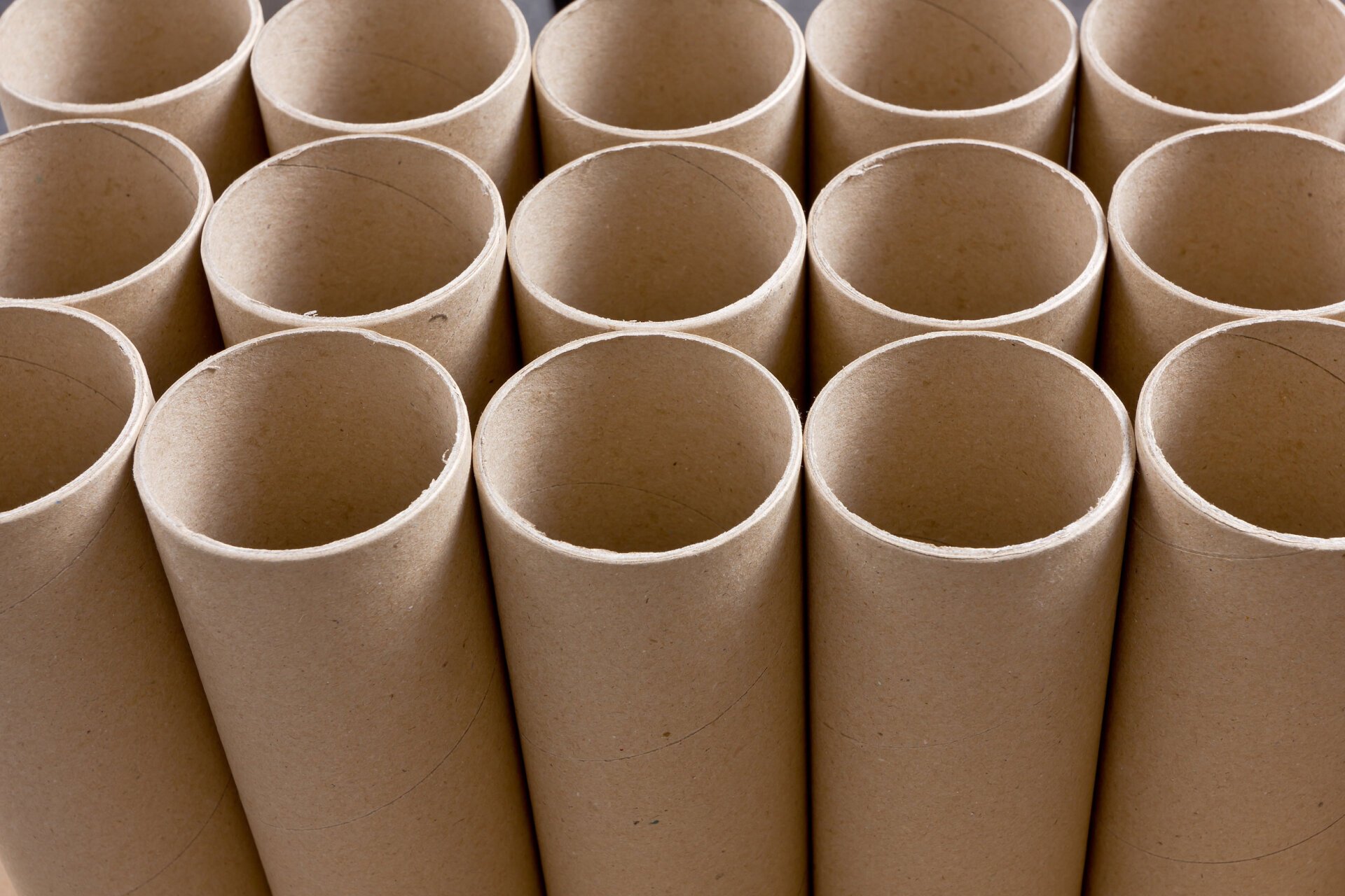 Array of kraft paper cores for label and tape converters